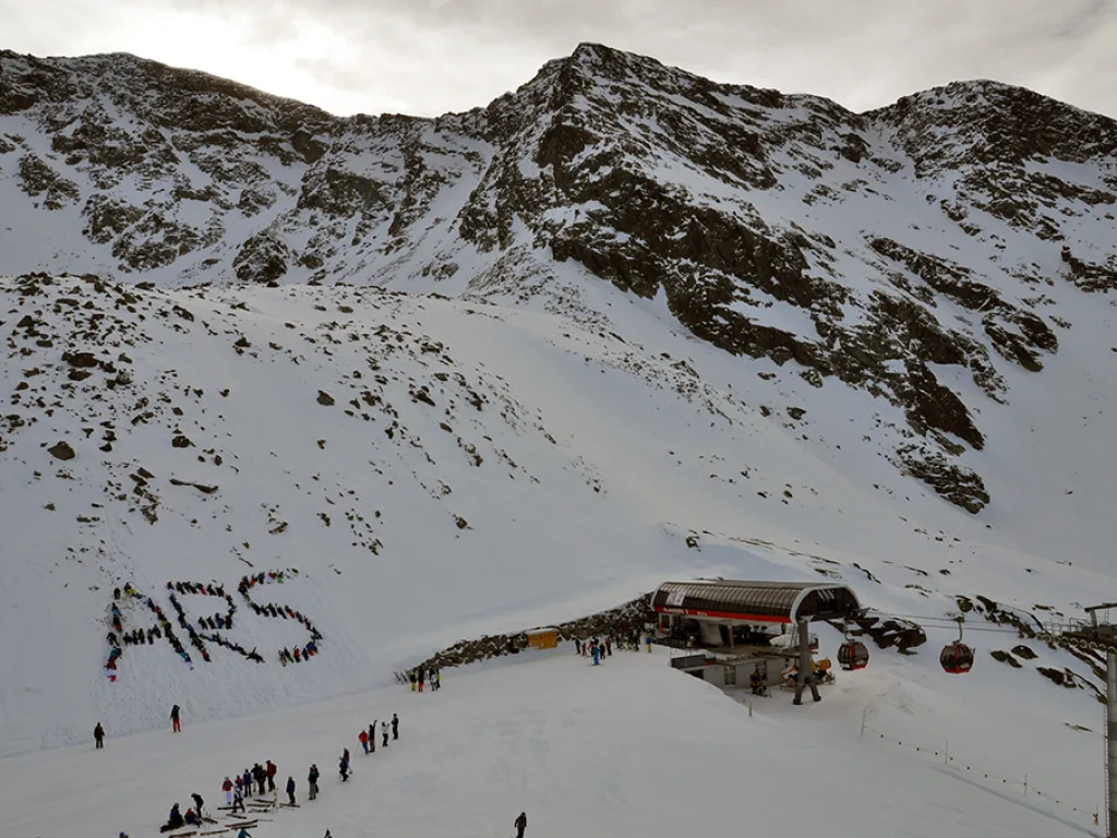 Der Schriftzug ARS im Schnee über der Bergstation.
